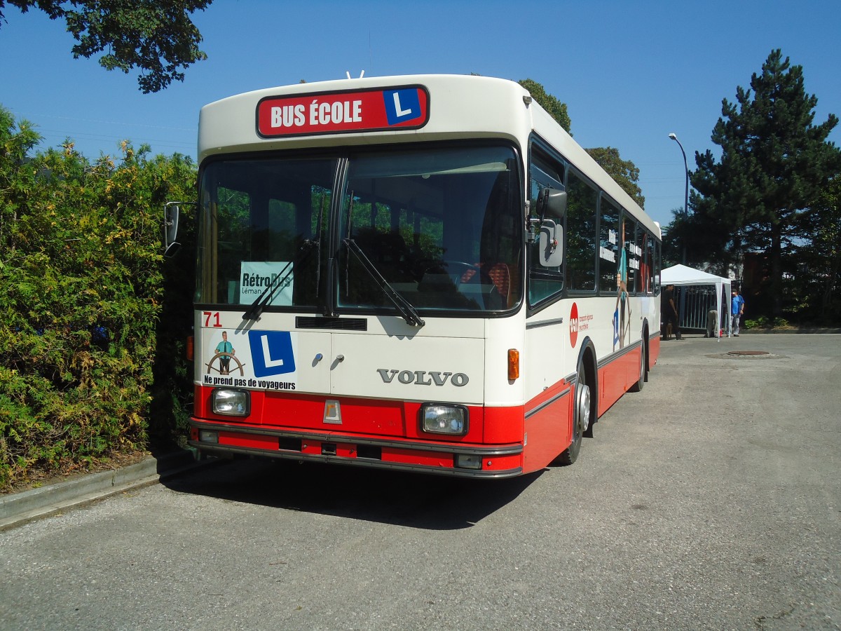 (135'637) - VR La Chaux-de-Fonds (R�trobus) - Nr. 73 - Volvo/R&J am 20. August 2011 in Moudon, R�trobus