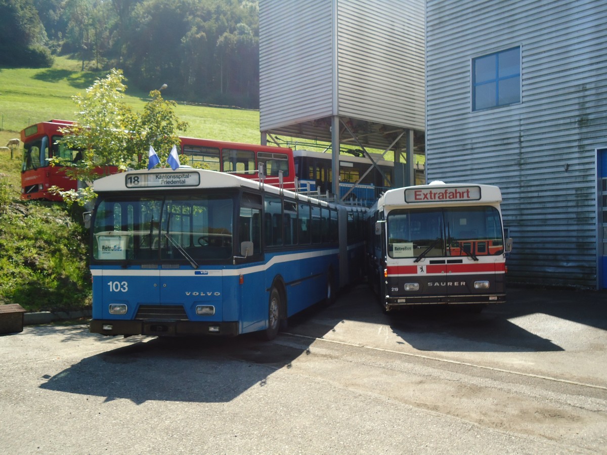 (135'646) - VBL Luzern (R�trobus) - Nr. 103 - Volvo/Hess + VBSG St. Gallen (R�trobus) - Nr. 219 - Saurer/Hess am 20. August 2011 in Moudon, R�trobus