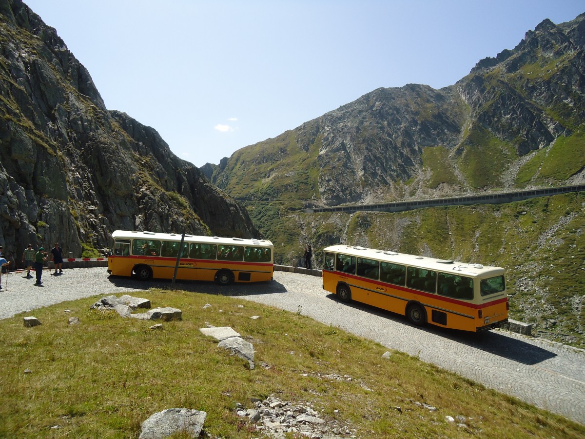(135'712) - AVG Meiringen - Nr. 74/BE 607'481 - Saurer/R&J (ex P 24'357) + Mark, Andeer - GR 1866 - Saurer/R&J (ex PostAuto Graub�nden; ex P 24'350) am 21. August 2011 in Gotthard, Alte Tremolastrasse
