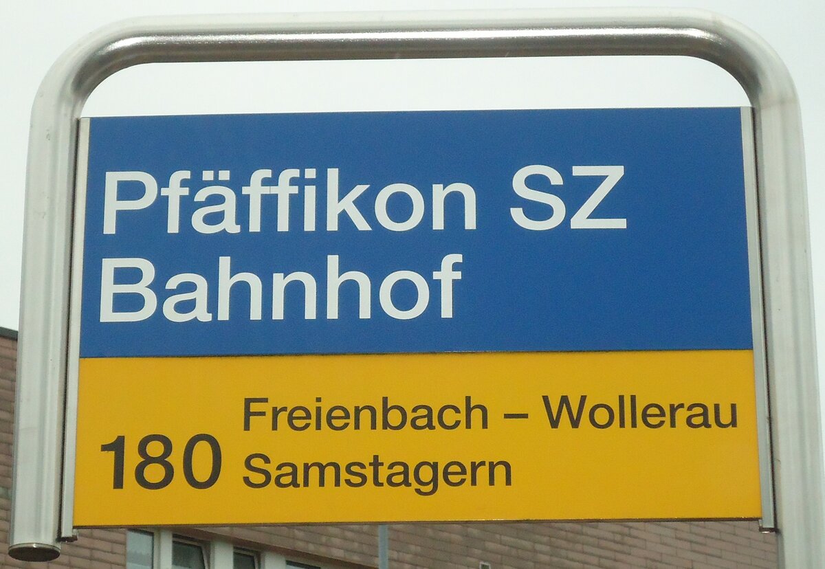 (135'826) - PostAuto-Haltestellenschild - Pf�ffikon SZ, Bahnhof - am 5. September 2011