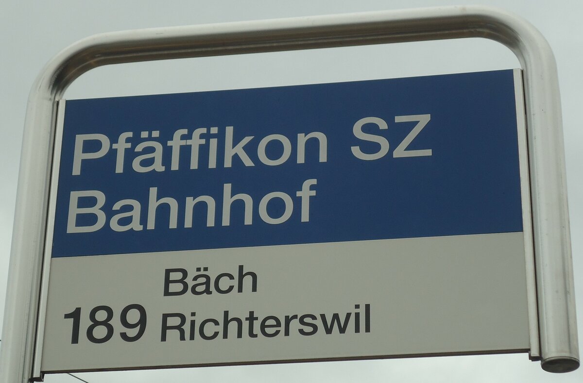 (135'827) - Landolt-Haltestellenschild - Pf�ffikon SZ, Bahnhof - am 5. September 2011