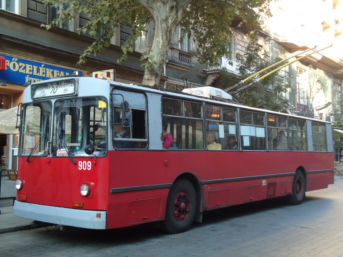 (136'272) - BKV Budapest - Nr. 909 - ZiU Trolleybus am 3. Oktober 2011 in Budapest, M Andr�ssy �t (Opera)