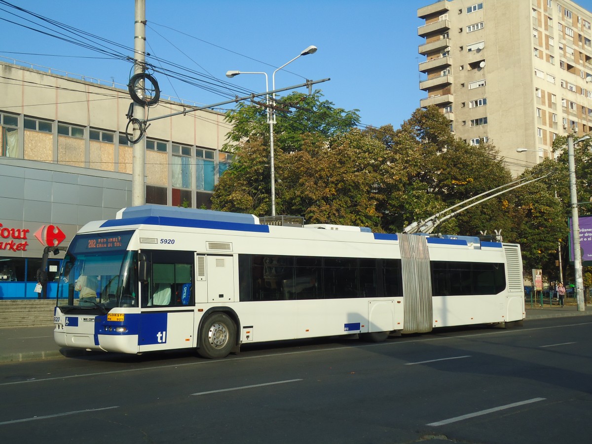(136'387) - RATP Ploiesti - Nr. 5920/PH 925 - Neoplan Gelenkduobus (ex TL Lausanne/CH Nr. 810) am 5. Oktober 2011 beim Bahnhof Ploiesti S�d 