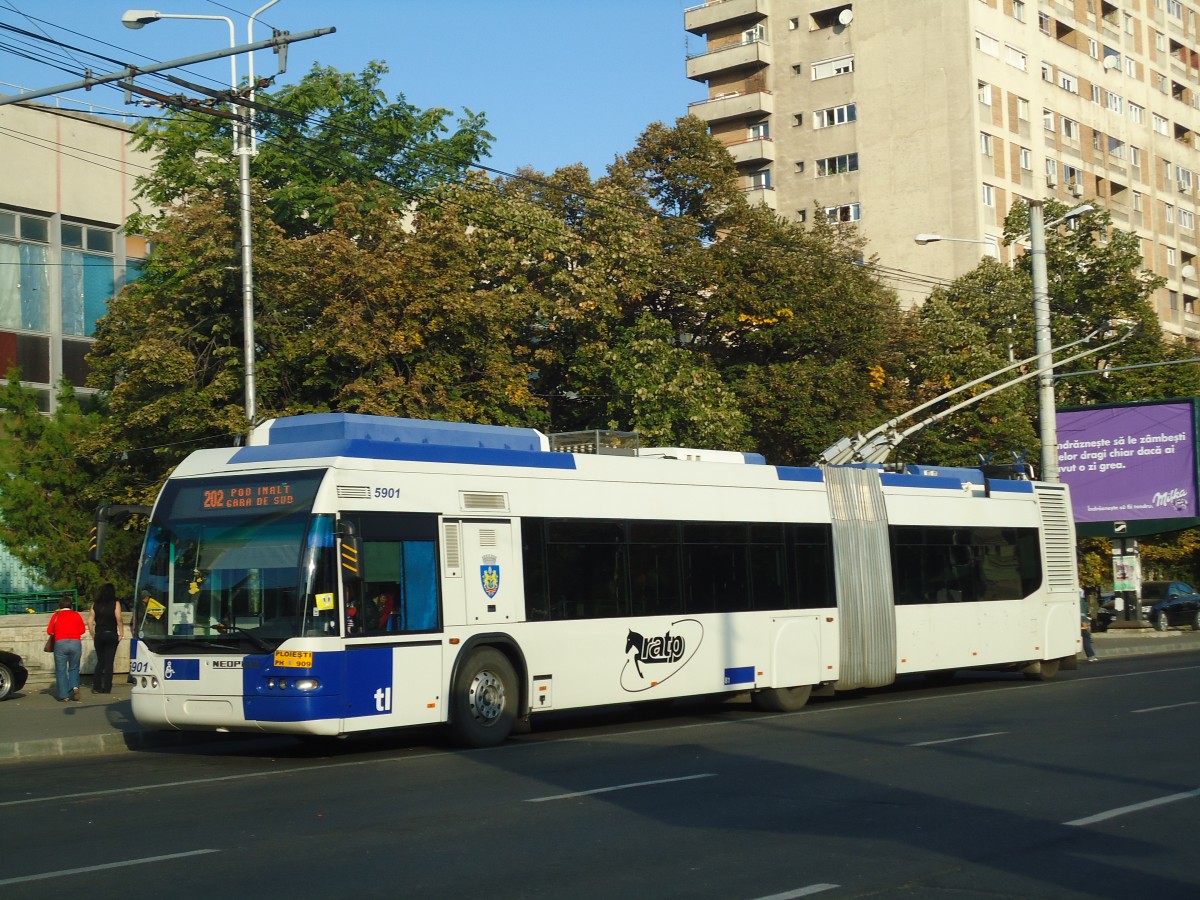(136'392) - RATP Ploiesti - Nr. 5901/PH 909 - Neoplan Gelenkduobus (ex TL Lausanne/CH Nr. 816) am 5. Oktober 2011 beim Bahnhof Ploiesti S�d