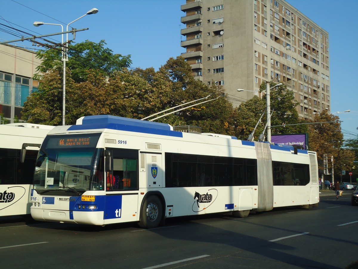 (136'393) - RATP Ploiesti - Nr. 5916/PH 921 - Neoplan Gelenkduobus (ex TL Lausanne/CH Nr. 806) am 5. Oktober 2011 beim Bahnhof Ploiesti S�d