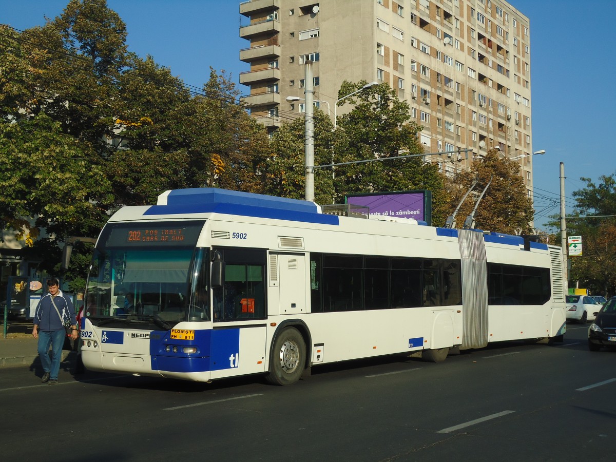 (136'399) - RATP Ploiesti - Nr. 5902/PH 911 - Neoplan Gelenkduobus (ex TL Lausanne/CH Nr. 819) beim Bahnhof Ploiesti S�d