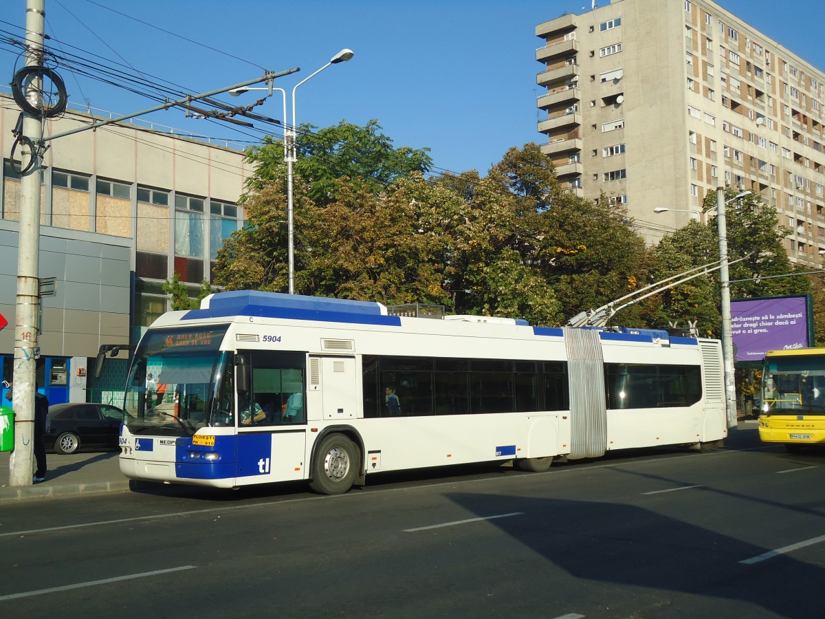 (136'406) - RATP Ploiesti - Nr. 5904/PH 910 - Neoplan Gelenkduobus (ex TL Lausanne/CH Nr. 817) am 5. Oktober 2011 beim Bahnhof Ploiesti S�d