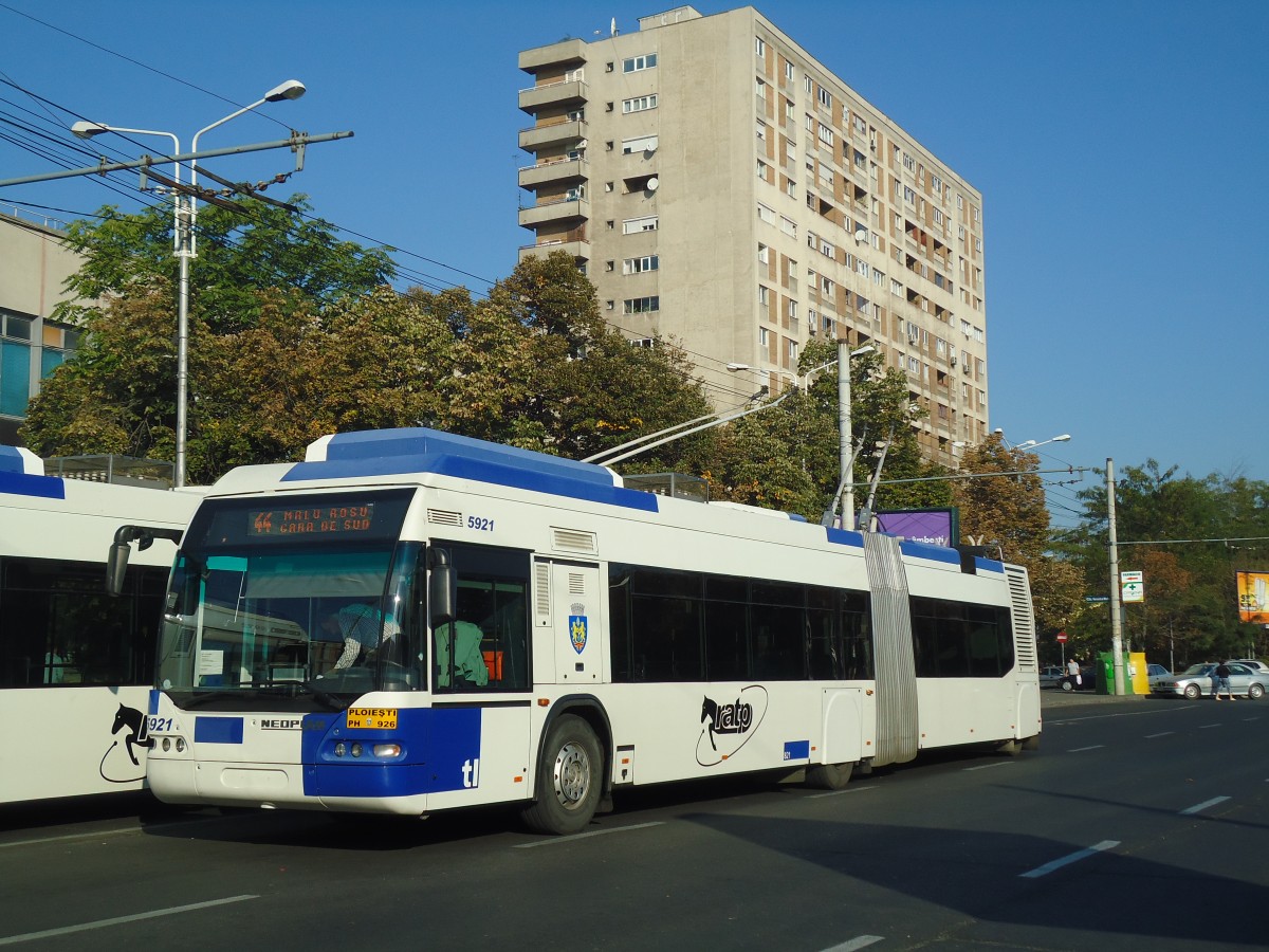 (136'418) - RATP Ploiesti - Nr. 5921/PH 926 - Neoplan Gelenkduobus (ex TL Lausanne/CH Nr. 821) am 5. Oktober 2011 beim Bahnhof Ploiesti S�d