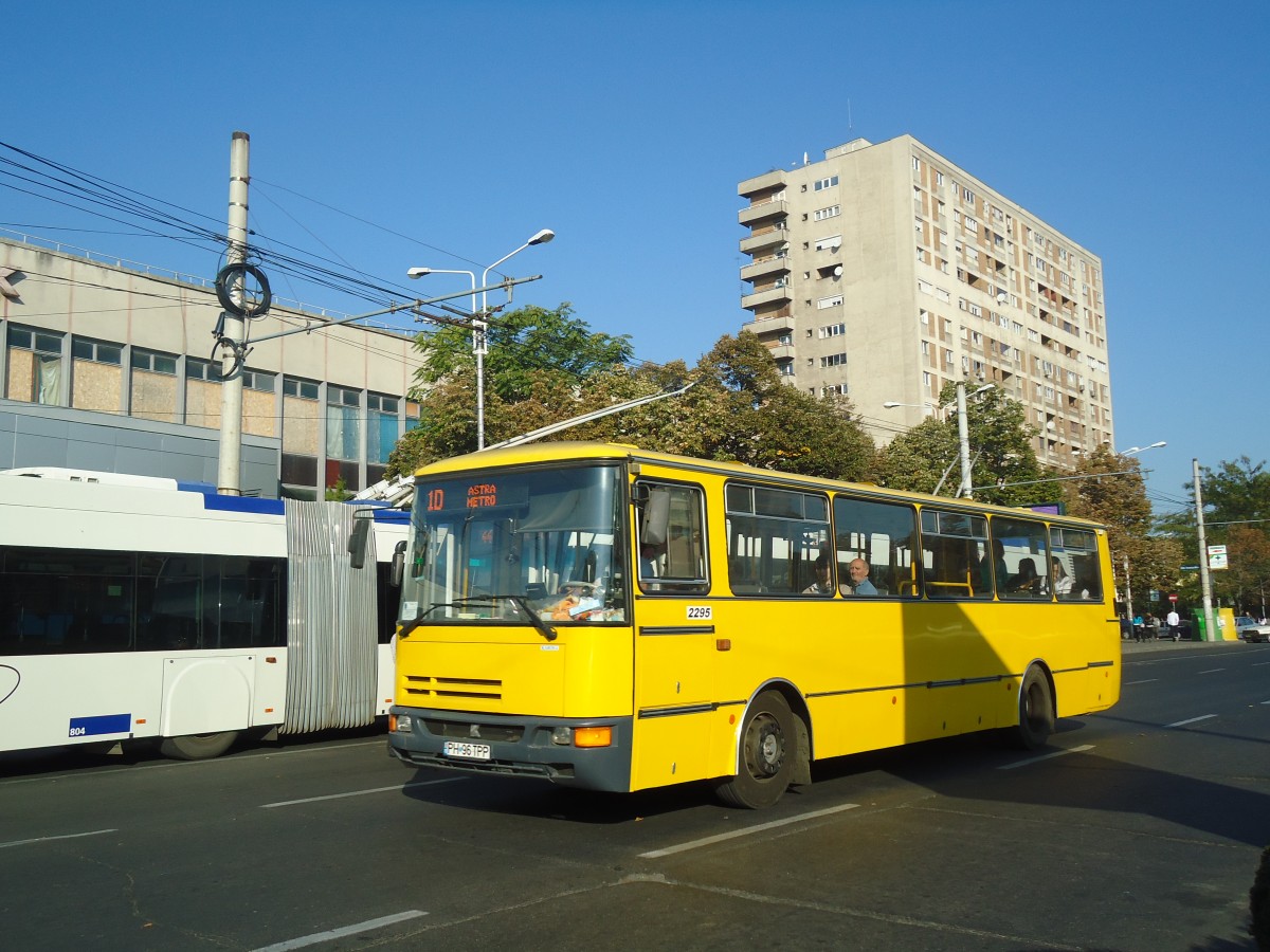 (136'420) - RATP Ploiesti - Nr. 2295/PH 96 TPP - Karosa am 5. Oktober 2011 beim Bahnhof Ploiesti S�d