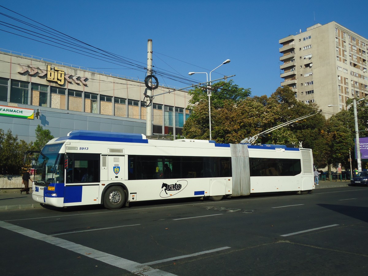 (136'422) - RATP Ploiesti - Nr. 5913/PH 918 - Neoplan Gelenkduobus (ex TL Lausanne/CH) am 5. Oktober 2011 beim Bahnhof Ploiesti S�d