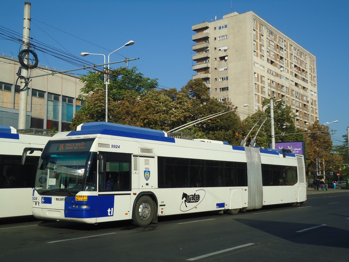 (136'426) - RATP Ploiesti - Nr. 5924/PH 929 - Neoplan Gelenkduobus (ex TL Lausanne/CH Nr. 814) am 5. Oktober 2011 beim Bahnhof Ploiesti S�d