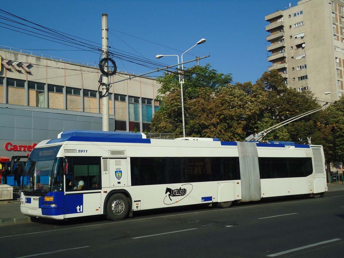 (136'429) - RATP Ploiesti - Nr. 5911/PH 916 - Neoplan Gelenkduobus (ex TL Lausanne/CH Nr. 827) am 5. Oktober 2011 beim Bahnhof Ploiesti S�d