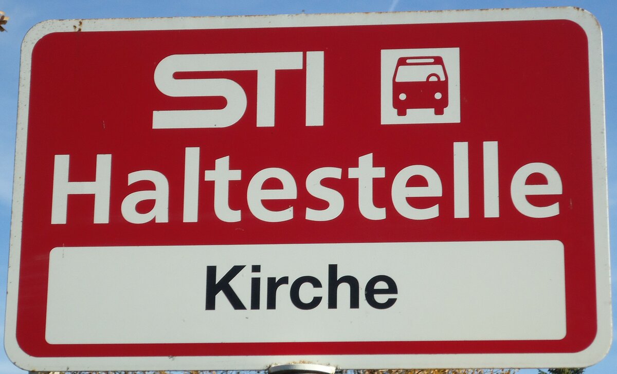 (136'852) - STI-Haltestellenschild - Amsoldingen, Kirche - am 22. November 2011