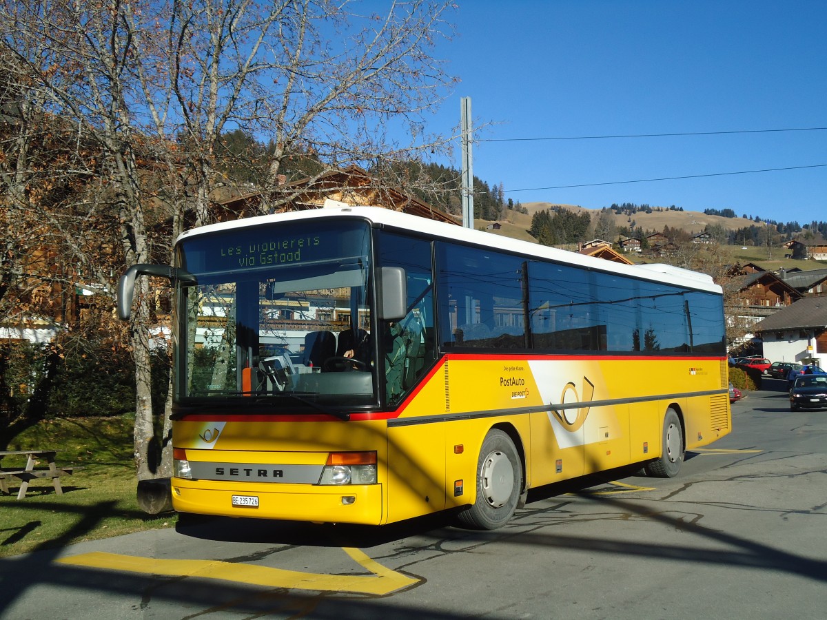 (137'006) - K�bli, Gstaad - BE 235'726 - Setra am 25. November 2011 beim Bahnhof Sch�nried
