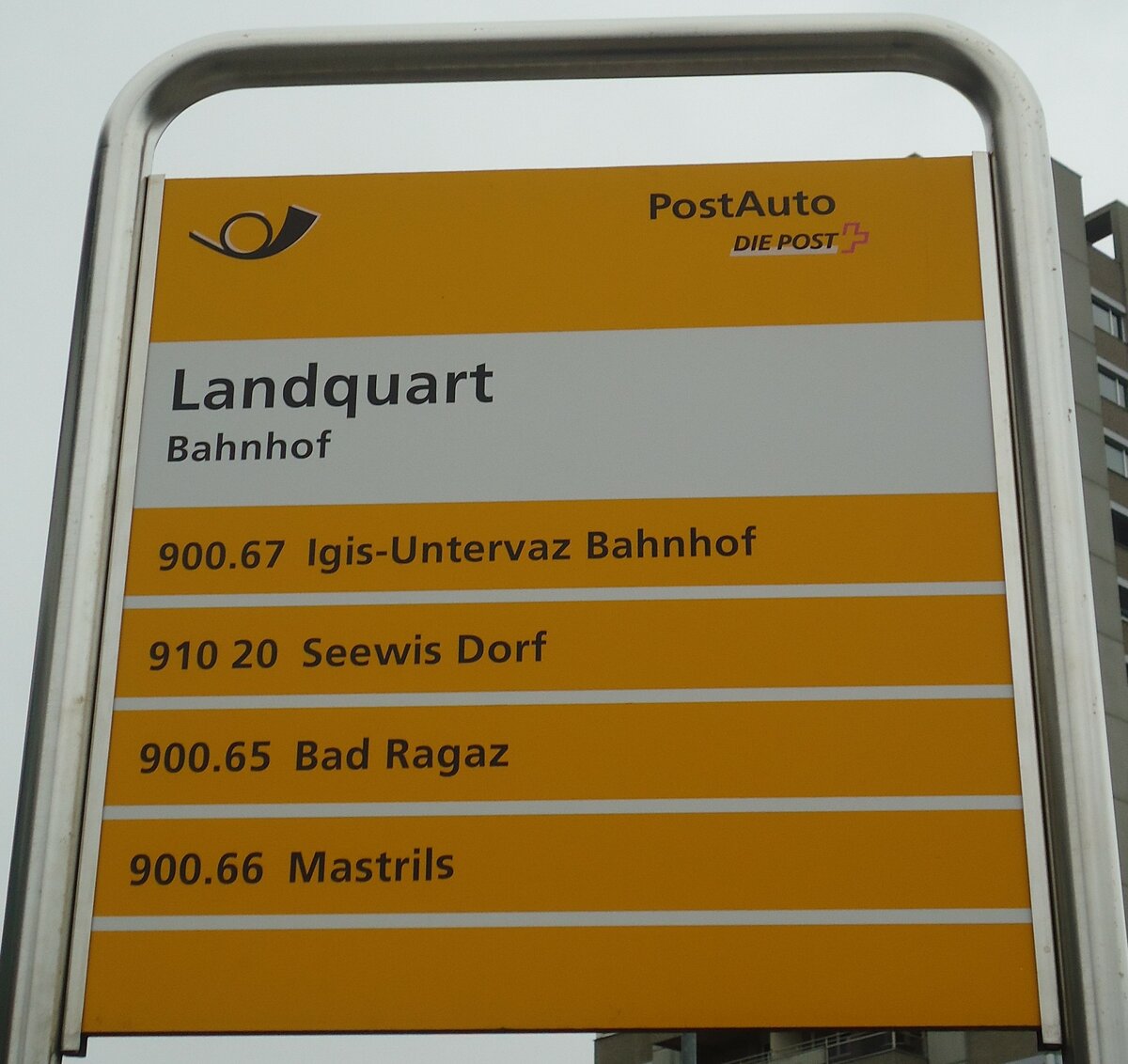 (137'927) - PostAuto-Haltestellenschild - Landquart, Bahnhof - am 5. M�rz 2012