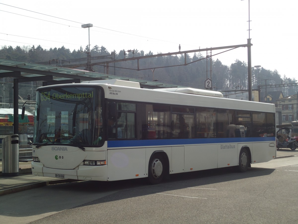 (138'143) - ATE Bus, Effretikon - Nr. 44/ZH 724'524 - Scania/Hess am 7. M�rz 2012 beim Bahnhof Effretikon