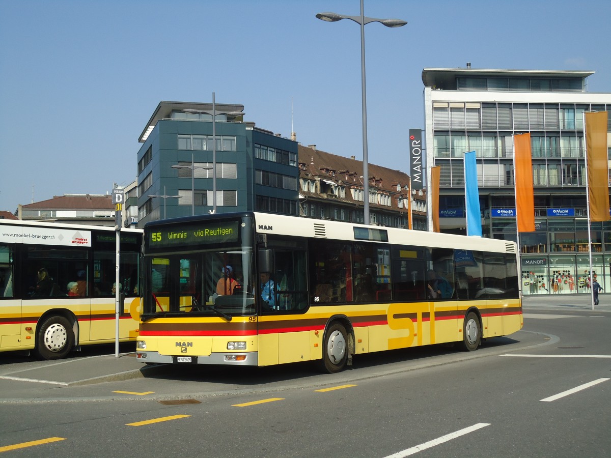 (138'401) - STI Thun - Nr. 95/BE 572'095 - MAN am 25. M�rz 2012 beim Bahnhof Thun