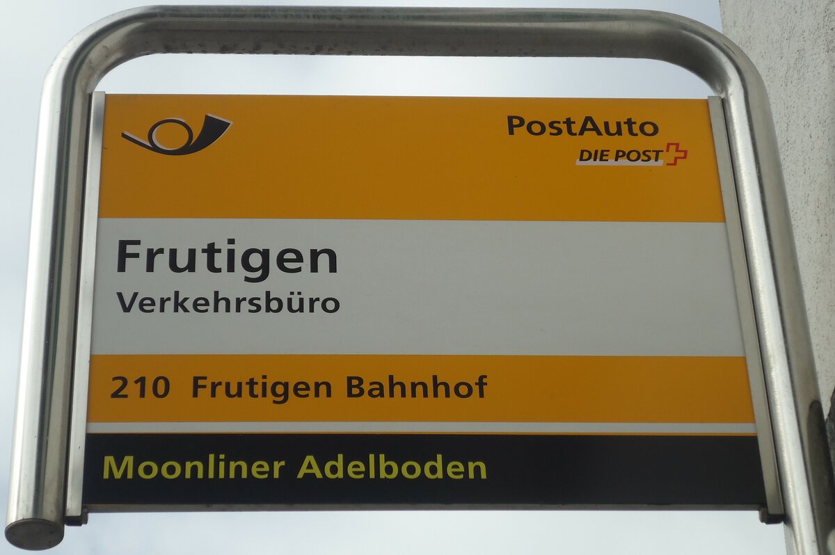 (138'446) - PostAuto-Haltestellenschild - Frutigen, Verkehrsb�ro - am 6. April 2012