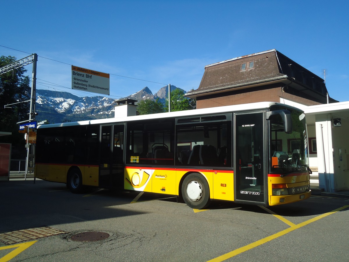 (139'182) - Fl�ck, Brienz - Nr. 2/BE 517'311 - Setra (ex AVBB Schwanden) am 2. Juni 2012 beim Bahnhof Br�nigpass