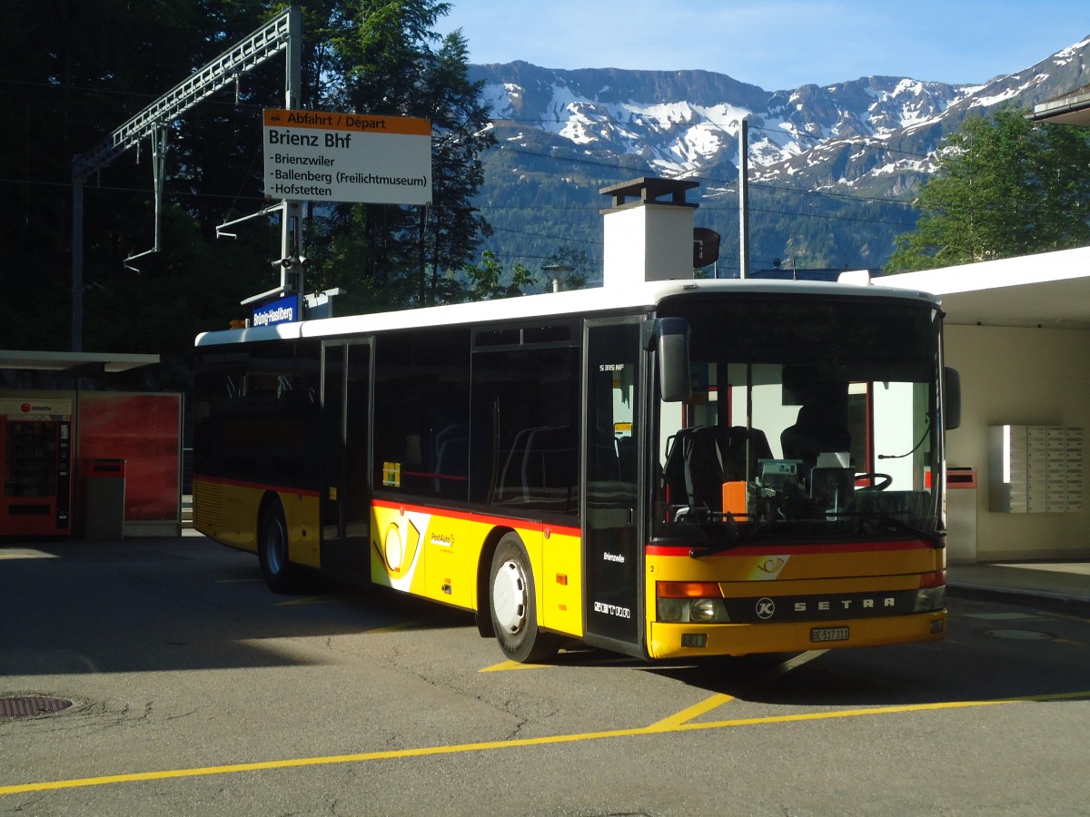 (139'183) - Fl�ck, Brienz - Nr. 2/BE 517'311 - Setra (ex AVBB Schwanden) am 2. Juni 2012 beim Bahnhof Br�nigpass