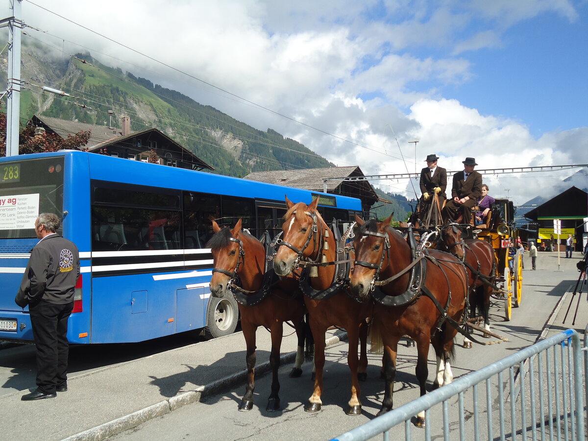 (139'328) - Postkutsche + AFA Adelboden - Nr. 56/BE 611'030 - MAN/G�ppel am 10. Juni 2012 beim Bahnhof Lenk (Teilaufnahme)