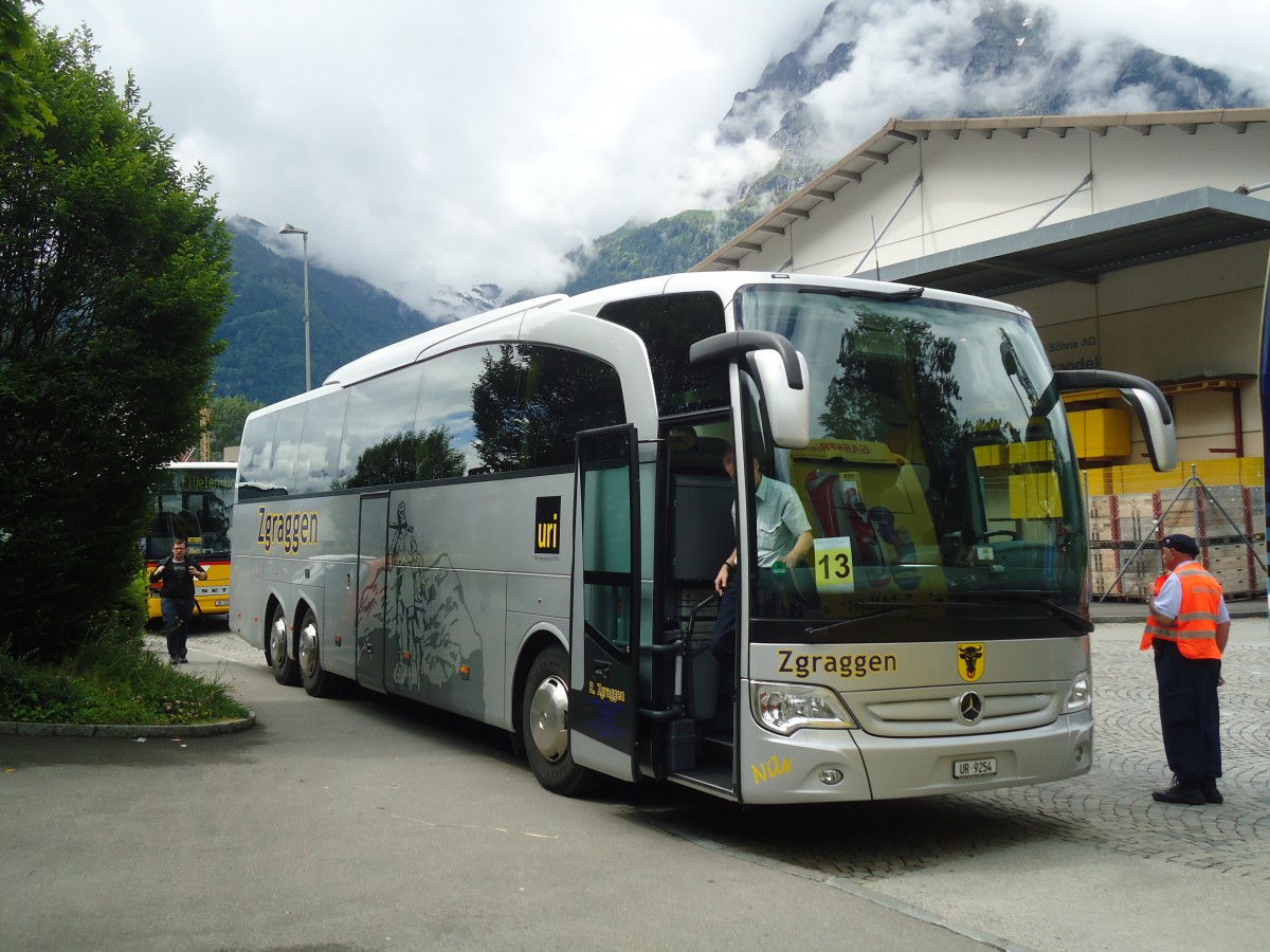 (139'425) - Zgraggen, Schattdorf - UR 9254 - Mercedes am 11. Juni 2012 beim Bahnhof Fl�elen