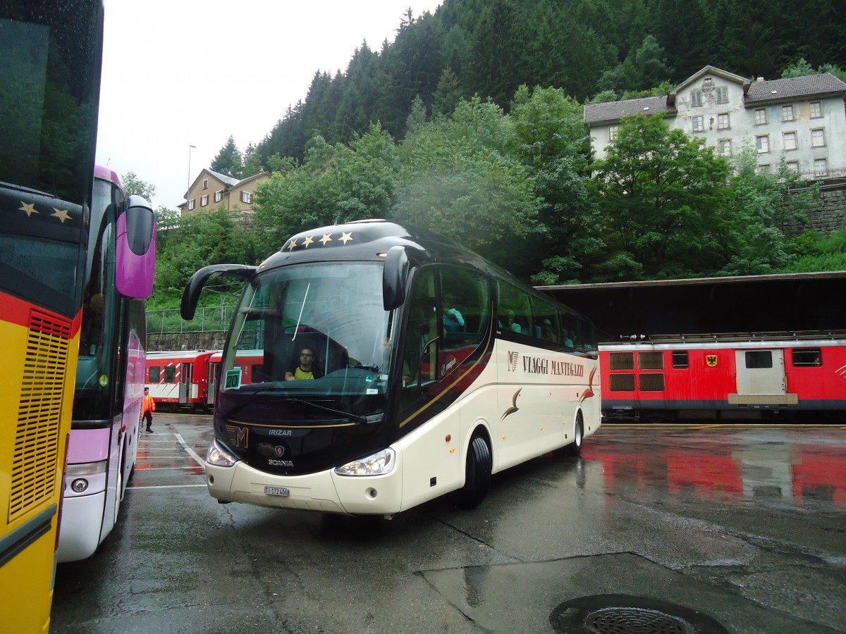 (140'397) - Mantegazzi, Arogno - TI 172'406 - Scania/Irizar am 1. Juli 2012 beim Bahnhof G�schenen