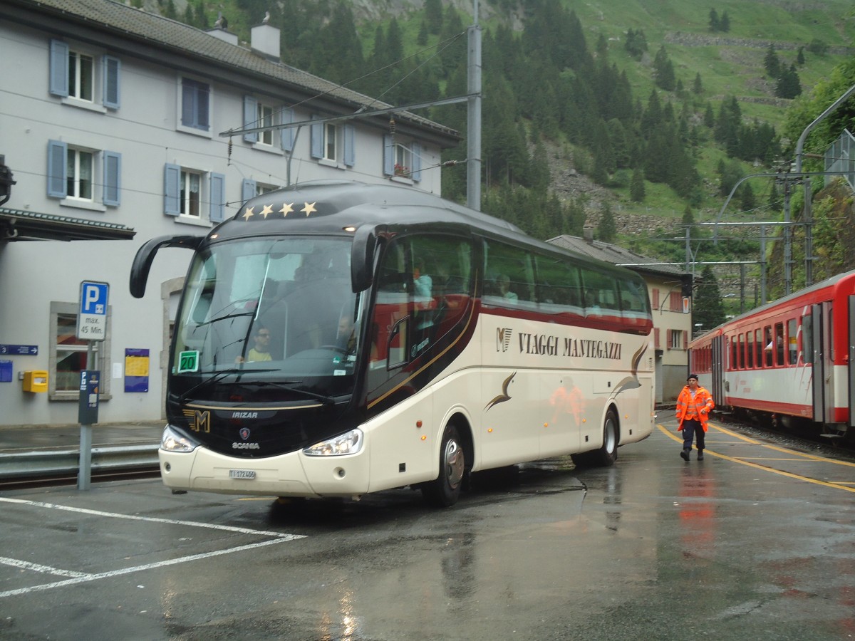 (140'398) - Mantegazzi, Arogno - TI 172'406 - Scania/Irizar am 1. Juli 2012 beim Bahnhof G�schenen
