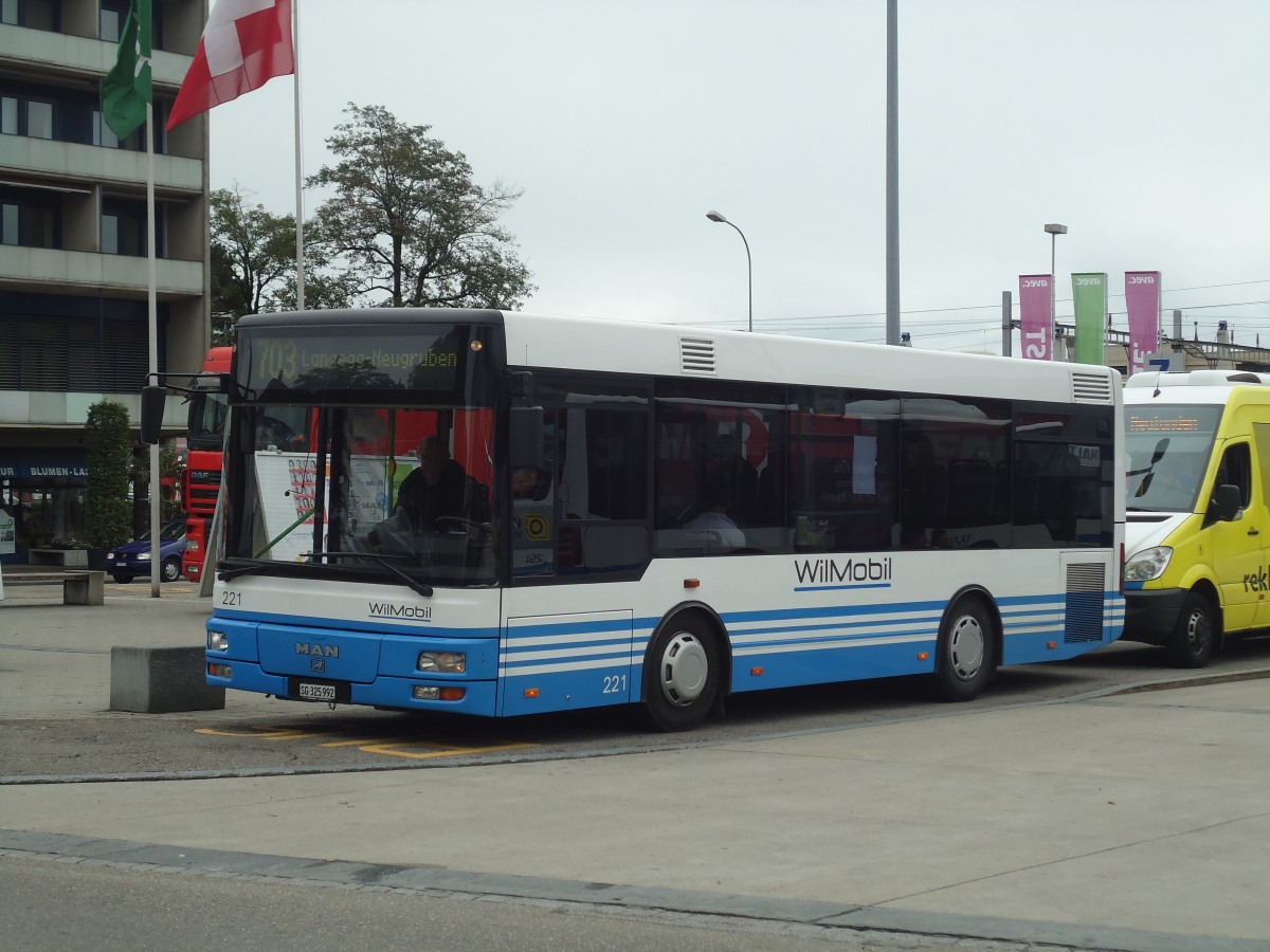 (141'496) - WilMobil, Wil Nr. 221/SG 325'992 - MAN/G�ppel (ex Wick, Wil Nr. 1) am 12. September 2012 beim Bahnhof Wil