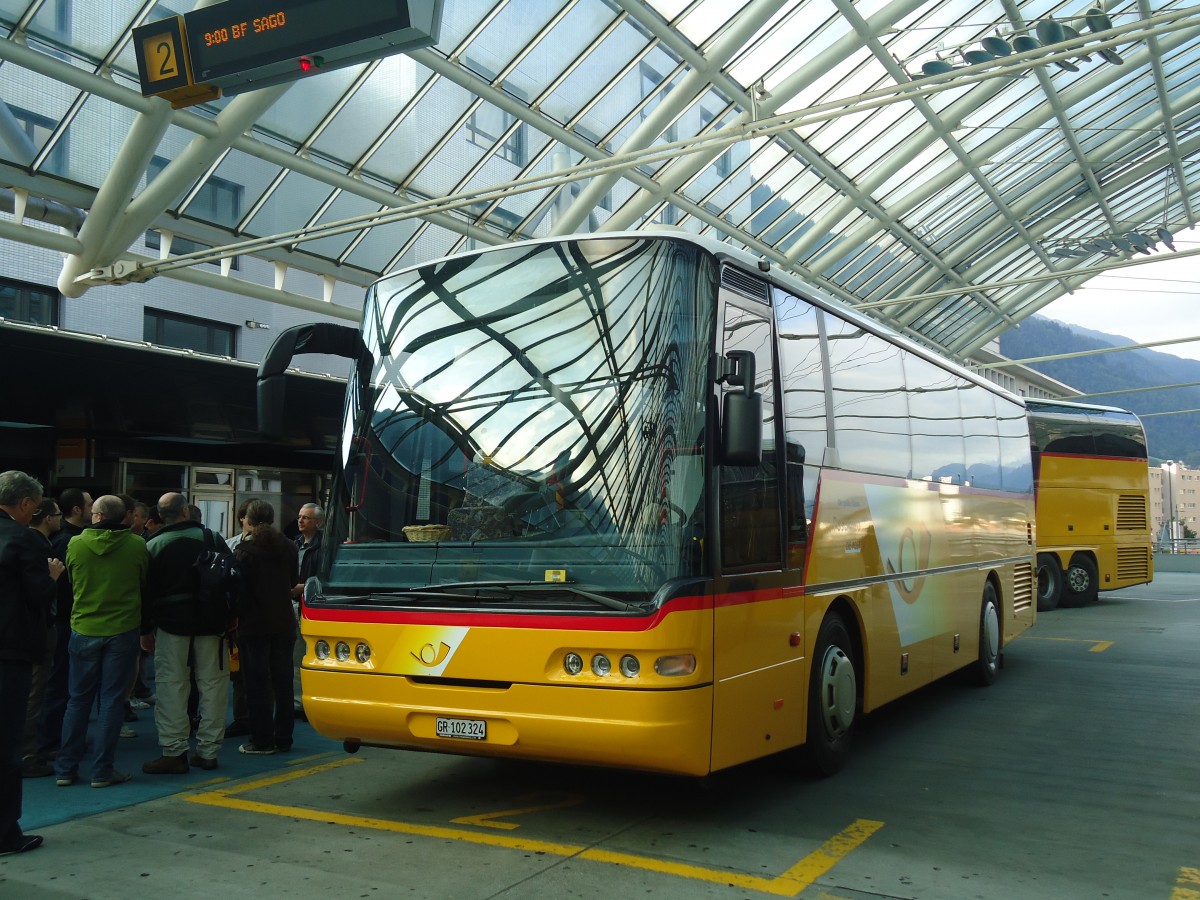 (141'577) - PostAuto Graub�nden - GR 102'324 - Neoplan am 15. September 2012 in Chur, Postautostation