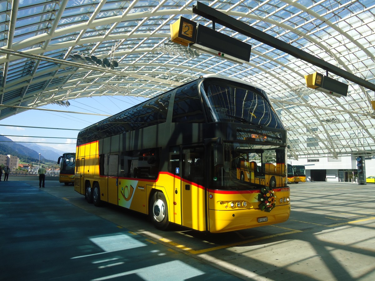 (141'756) - PostAuto Graub�nden - GR 102'368 - Neoplan am 15. September 2012 in Chur, Postautostation