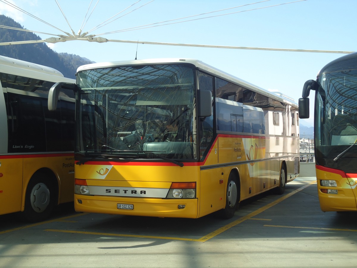(141'757) - PostAuto Graub�nden - GR 102'328 - Setra am 15. September 2012 in Chur, Postautostation