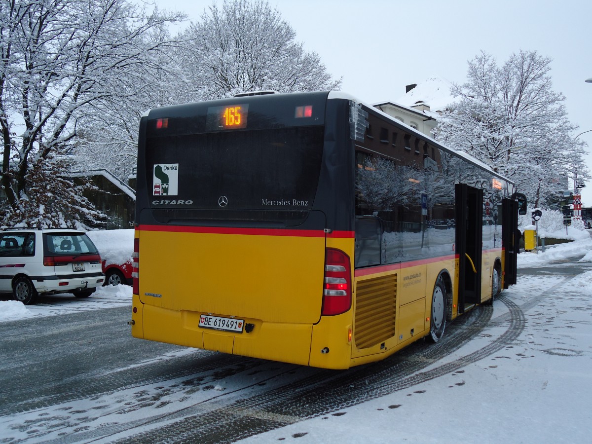 (142'327) - Lengacher, Wichtrach - Nr. 7/BE 619'491 - Mercedes am 8. Dezember 2012 beim Bahnhof M�nsingen (prov. Haltestelle)