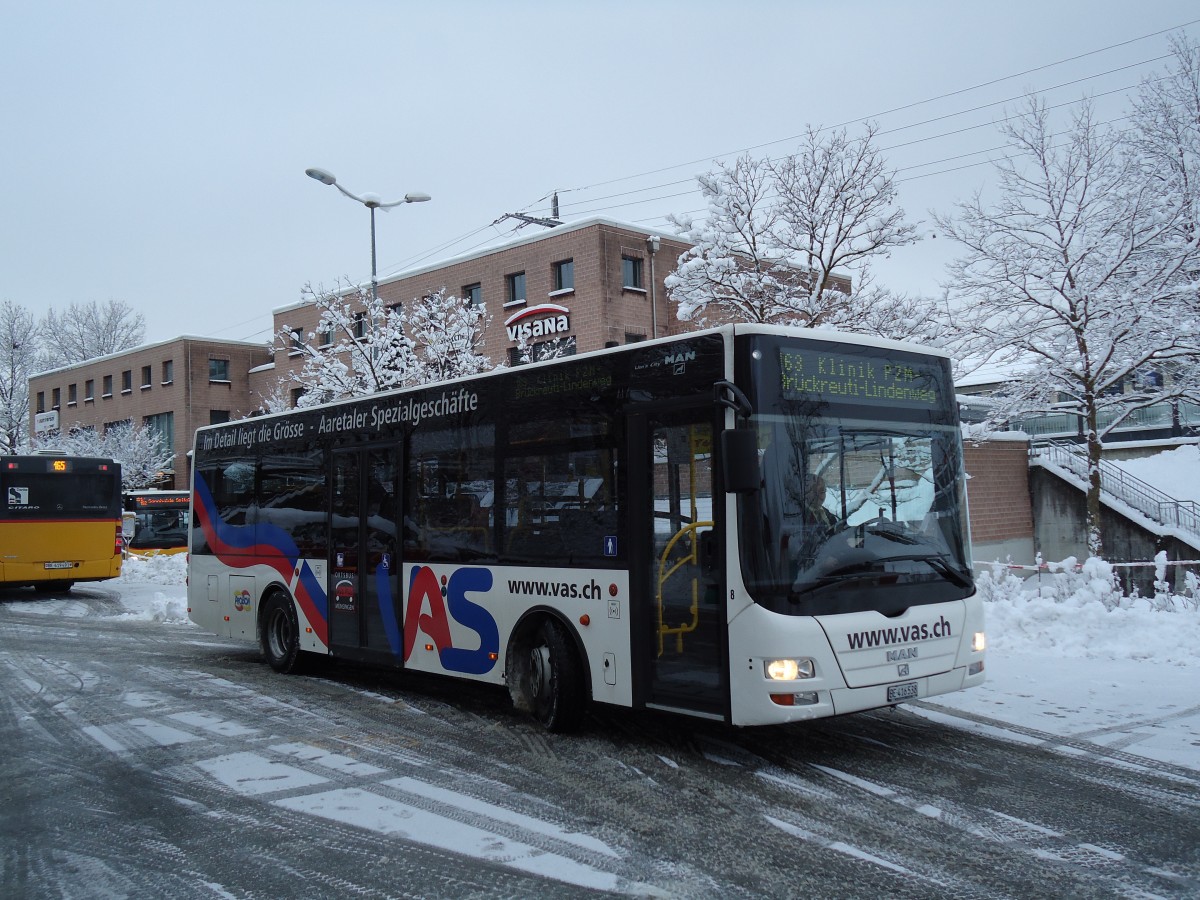 (142'328) - Lengacher, M�nsingen - Nr. 8/BE 416'538 - MAN am 8. Dezember 2012 beim Bahnhof M�nsingen (prov. Haltestelle)