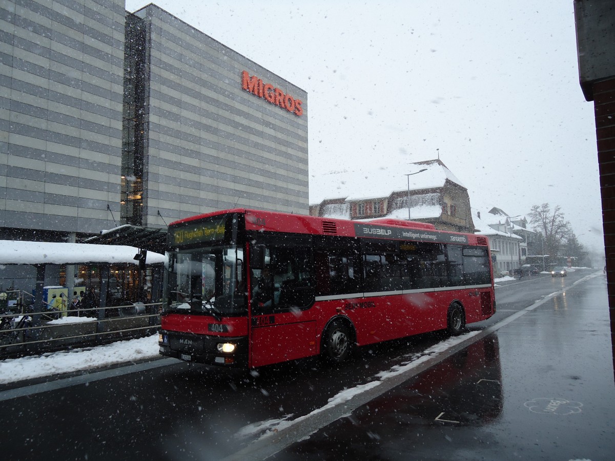 (142'436) - Bernmobil, Bern - Nr. 404/BE 612'404 - MAN/G�ppel am 10. Dezember 2012 beim Bahnhof M�nsingen