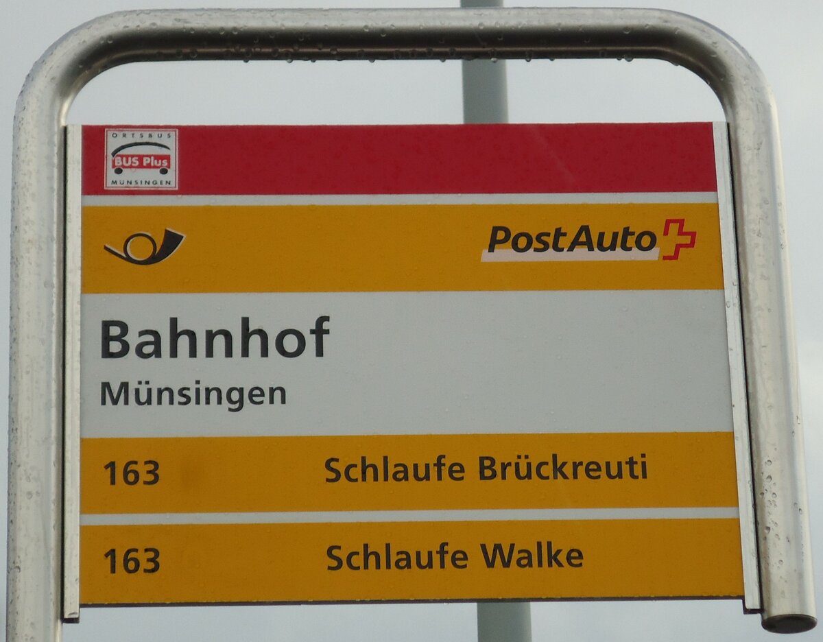(142'446) - PostAuto/BUS Plus-Haltestellenschild - M�nsingen, Bahnhof - am 10. Dezember 2012