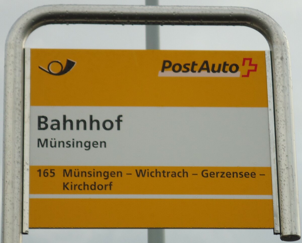 (142'448) - PostAuto-Haltestellenschild - M�nsingen, Bahnhof - am 10. Dezember 2012