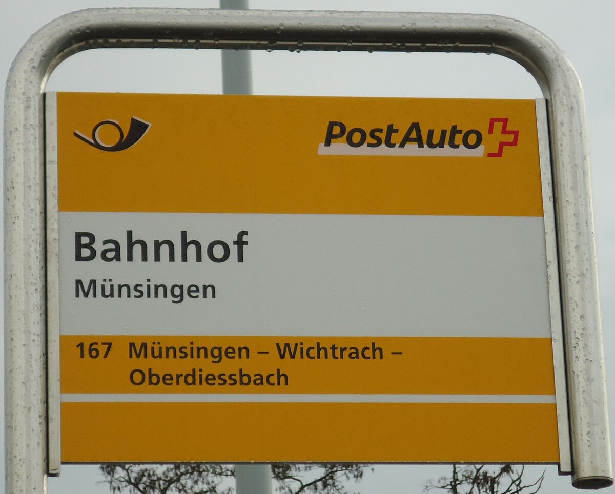 (142'449) - PostAuto-Haltestellenschild - M�nsingen, Bahnhof - am 10. Dezember 2012