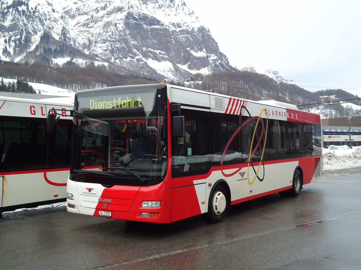 (142'575) - AS Engi - Nr. 5/GL 7705 - MAN/G�ppel am 23. Dezember 2012 beim Bahnhof Schwanden