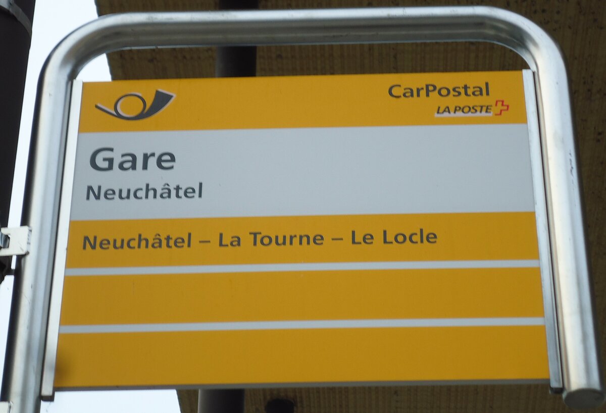 (142'704) - PostAuto-Haltestellenschild - Neuch�tel, Gare - am 29. Dezember 2012