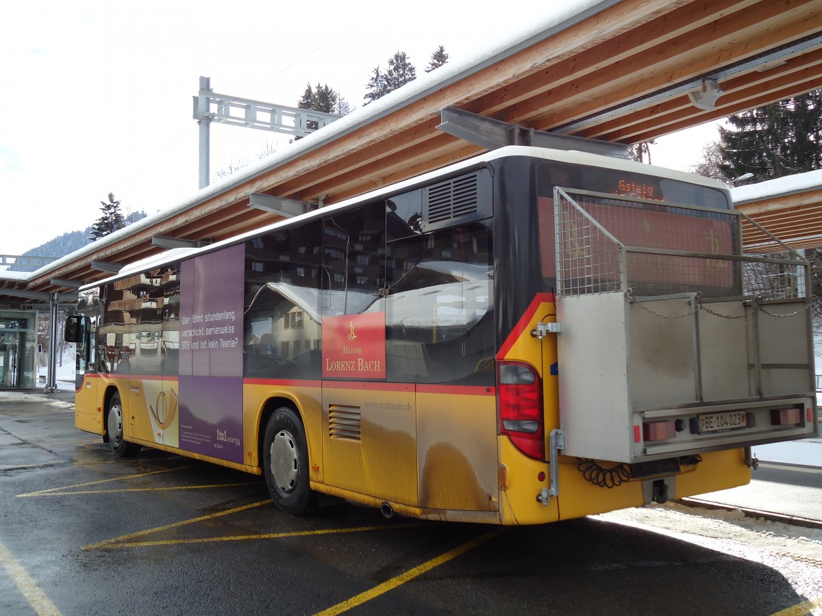 (143'060) - K�bli, Gstaad - Nr. 1/BE 104'023 - Setra am 20. Januar 2013 beim Bahnhof Gstaad