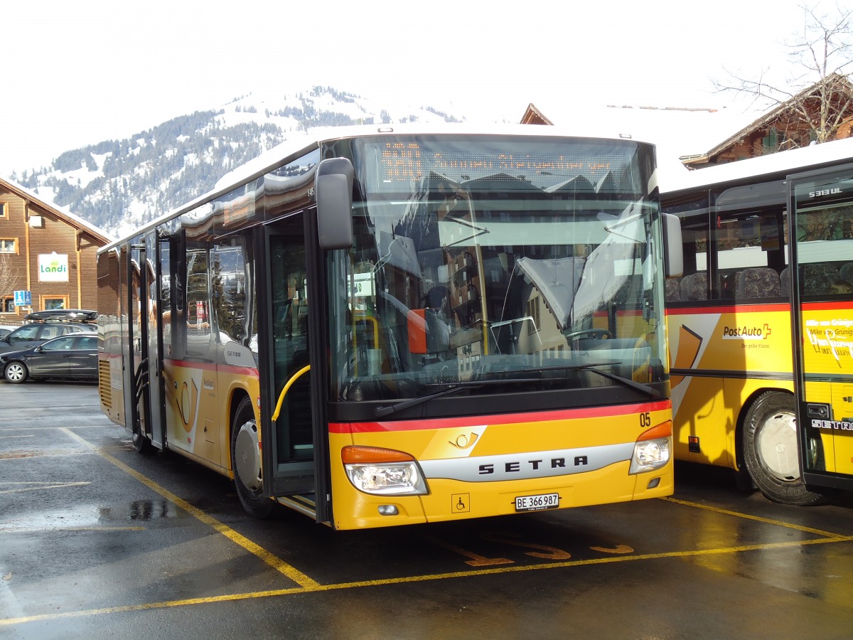 (143'062) - K�bli, Gstaad - Nr. 5/BE 366'987 - Setra am 20. Januar 2013 beim Bahnhof Gstaad