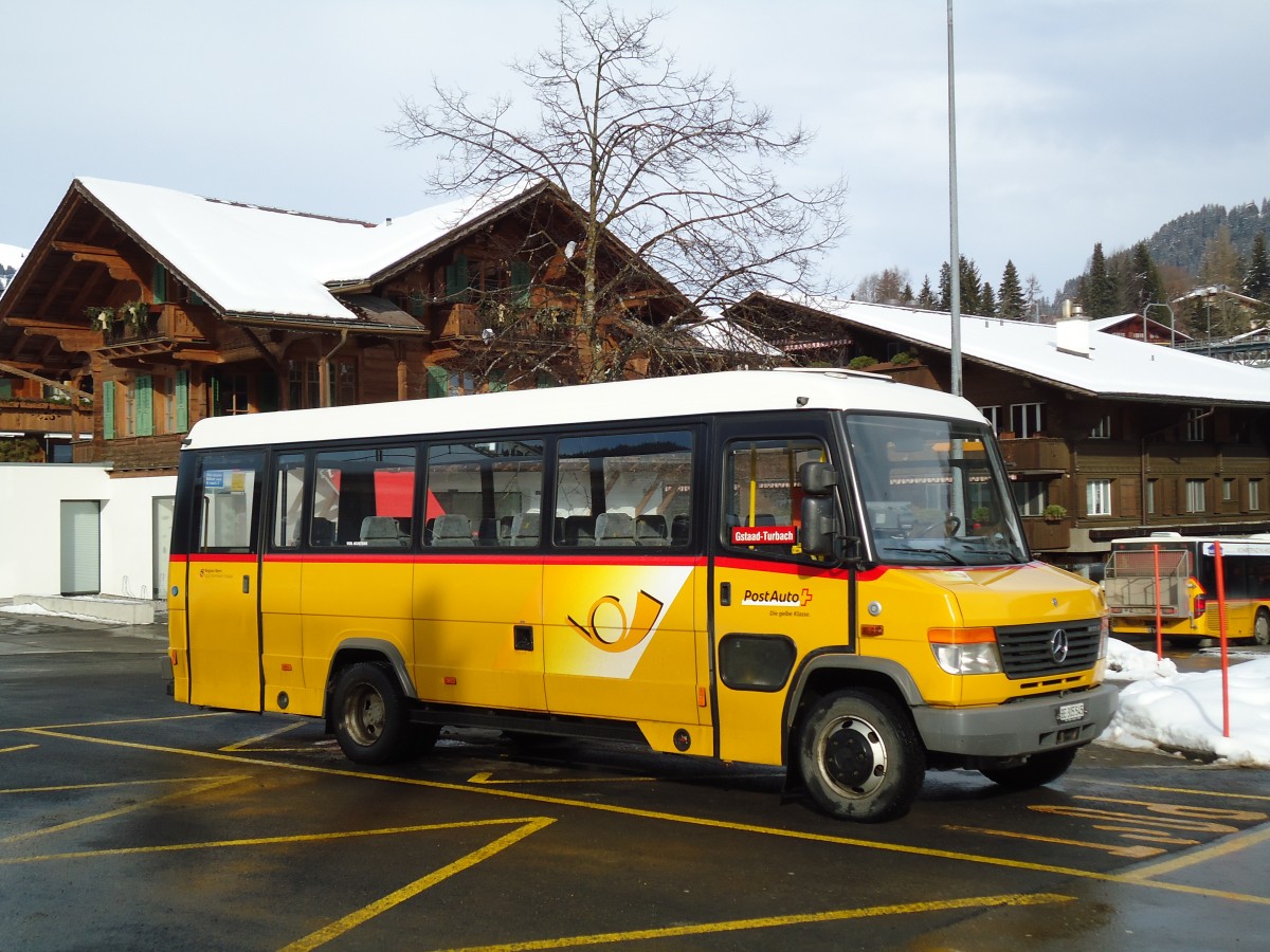 (143'068) - K�bli, Gstaad - Nr. 8/BE 305'545 - Mercedes/Kusters am 20. Januar 2013 beim Bahnhof Gstaad
