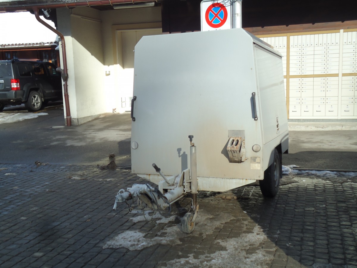 (143'075) - K�bli, Gstaad - BE 180'916 - Zbinden Gep�ckanh�nger am 20. Januar 2013 beim Bahnhof Gstaad