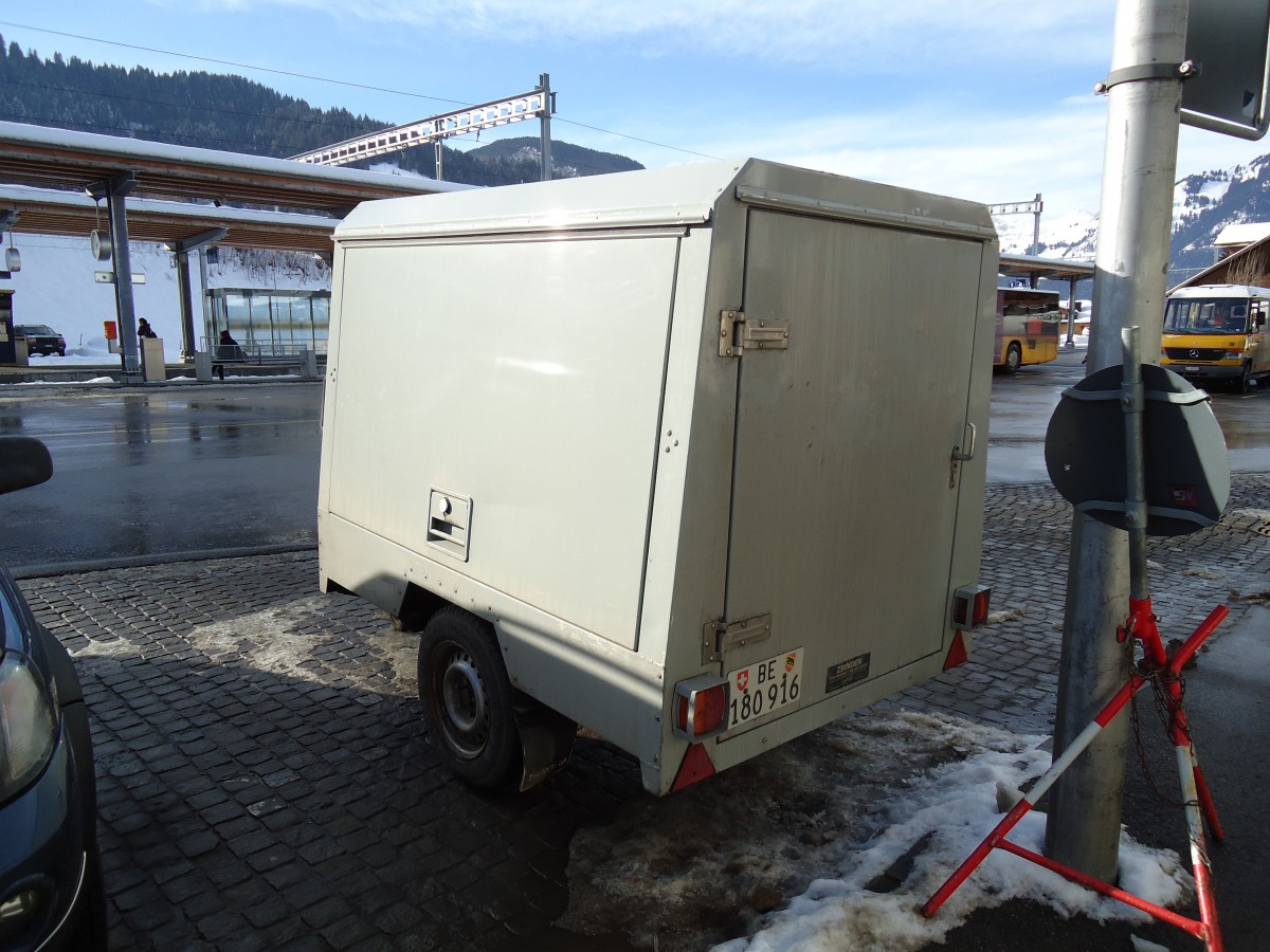 (143'076) - K�bli, Gstaad - BE 180'916 - Zbinden Gep�ckanh�nger am 20. Januar 2013 beim Bahnhof Gstaad