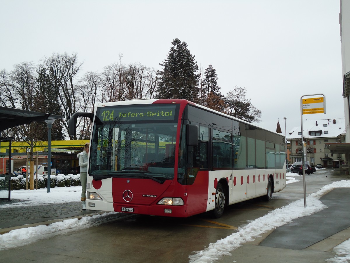 (143'112) - TPF Fribourg - Nr. 19/FR 300'266 - Mercedes am 21. Januar 2013 beim Bahnhof D�dingen