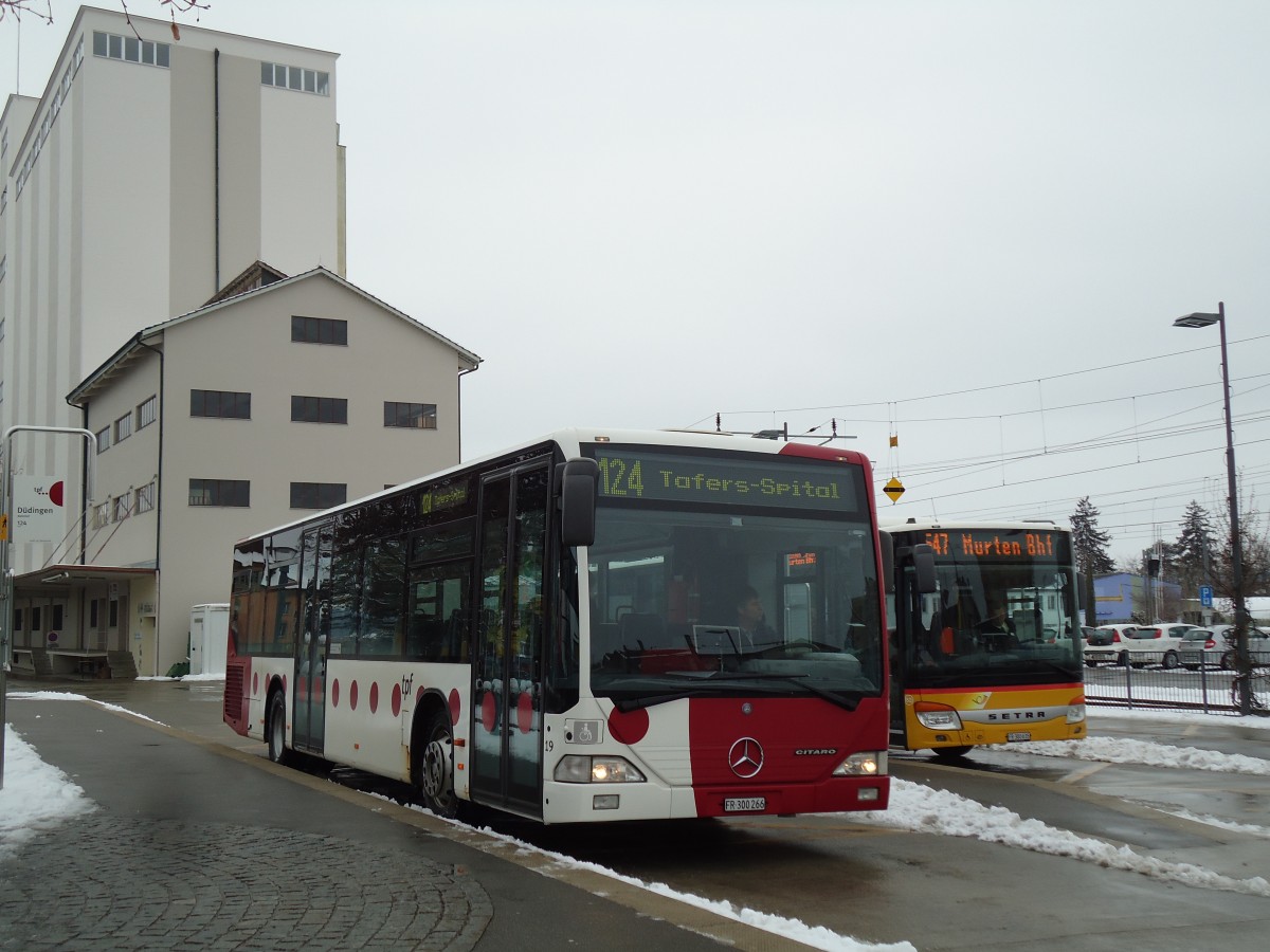 (143'113) - TPF Fribourg - Nr. 19/FR 300'266 - Mercedes am 21. Januar 2013 beim Bahnhof D�dingen