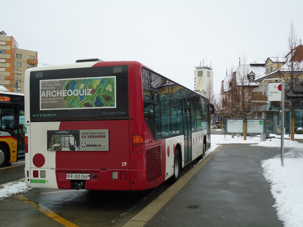 (143'114) - TPF Fribourg - Nr. 19/FR 300'266 - Mercedes am 21. Januar 2013 beim Bahnhof D�dingen