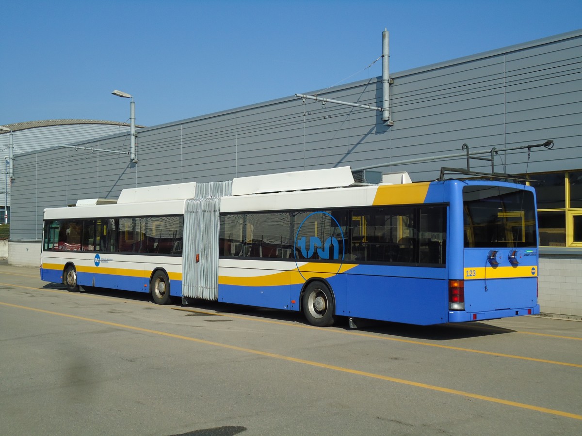 (143'288) - TC La Chaux-de-Fonds - Nr. 123 - NAW/Hess Gelenktrolleybus am 19. Februar 2013 in Marin, D�p�t transN