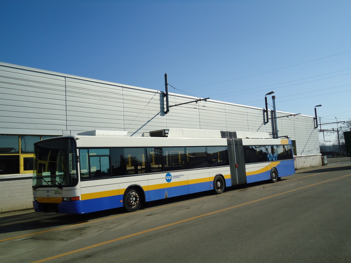(143'289) - TC La Chaux-de-Fonds - Nr. 123 - NAW/Hess Gelenktrolleybus am 19. Februar 2013 in Marin, D�p�t transN